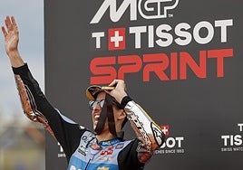 Álex Márquez se lleva la esprint en Cheste, seguido por Pedro Acosta