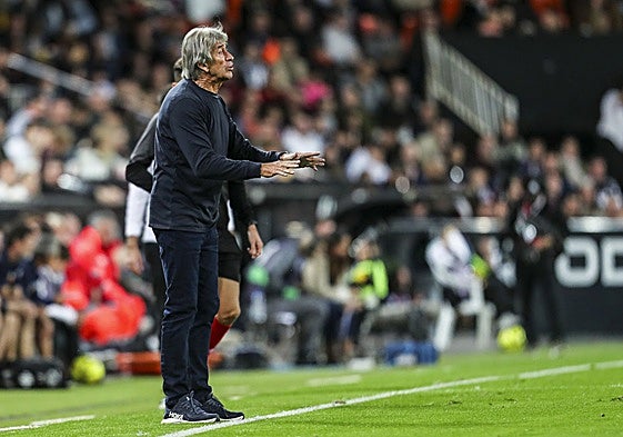 Manuel Pellegrini, en el transcurso del Valencia-Betis de LaLiga 25-26