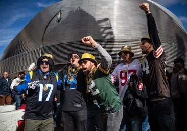 Calles abarrotadas y alta seguridad: sublime ambiente antes del Dolphins - Commanders del Bernabéu