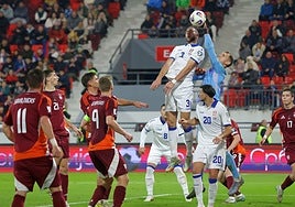 Gudelj participa en el tramo final del triunfo de Serbia ante Letonia (2-1)
