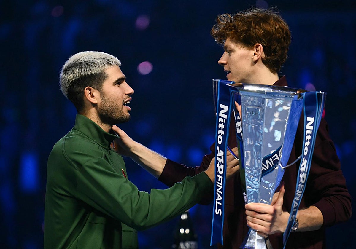 Carlos Alcaraz reacciona en la final de las ATP Finals