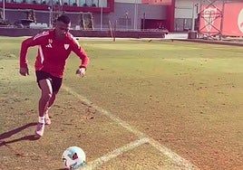 Alexis trabaja sobre el césped con el derbi metido entre ceja y ceja