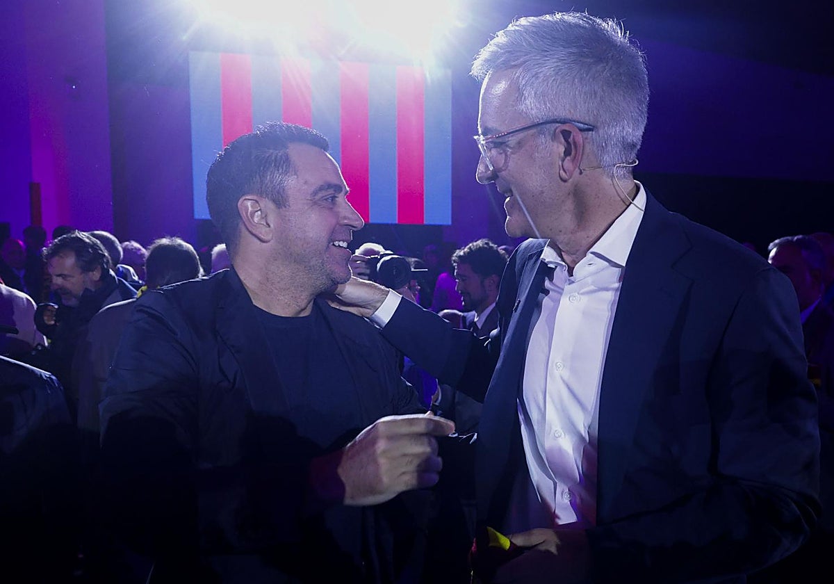 Víctor Font y Xavi, durante la presentación de la candidatura de este a la presidencia del Barça
