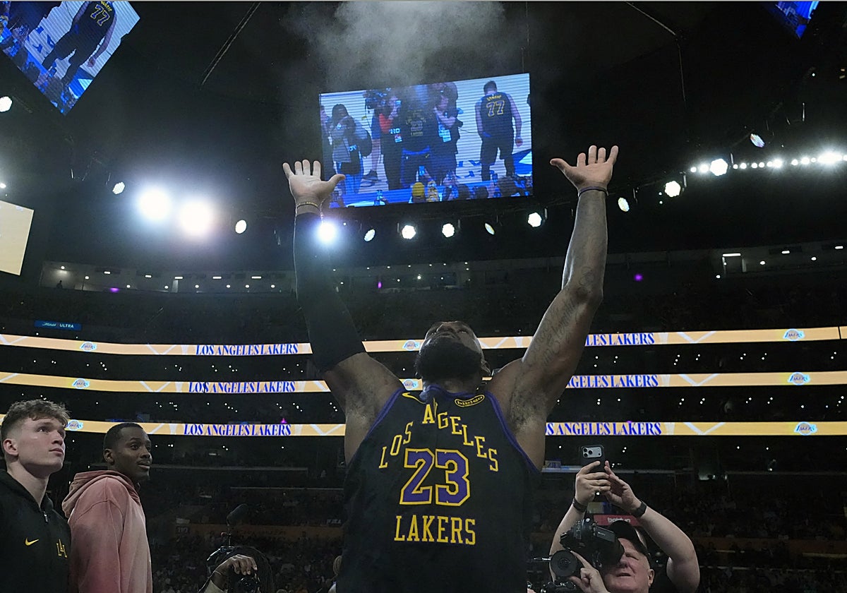 LeBron James, antes de su debut en la temporada 2025-26