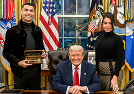 Trump le entrega la llave de oro a Cristiano Ronaldo en la Casa Blanca