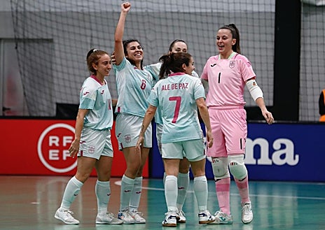 Imagem Secundária 1 – Template de Seleção; Os jogadores comemoram um gol; Cláudia Pons, treinadora