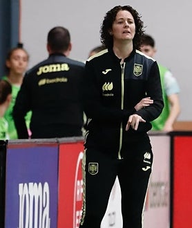 Imagem Secundária 2 – Template de Seleção; Os jogadores comemoram um gol; Cláudia Pons, treinadora