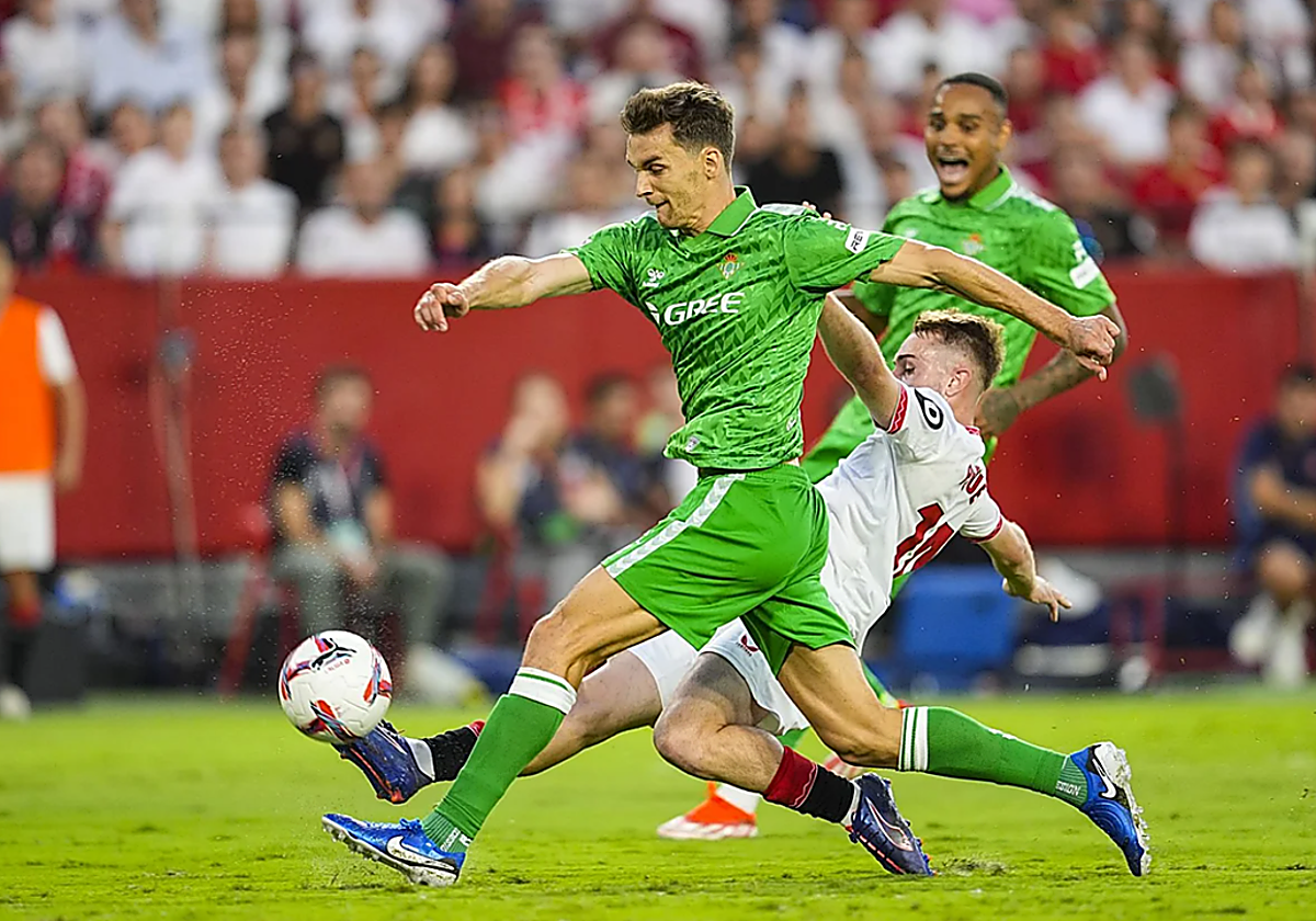 Llorente disputa un balón con Peque durante el Sevilla-Betis de la pasada temporada