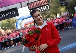 Carolina Marín recibió un ramo de flores antes del comienzo de la Carrera de la Mujer de Sevilla