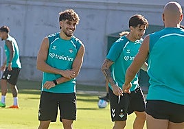 Abde y Valentín Gómez, sonrientes frente a Amrabat en un entrenamiento del Real Betis