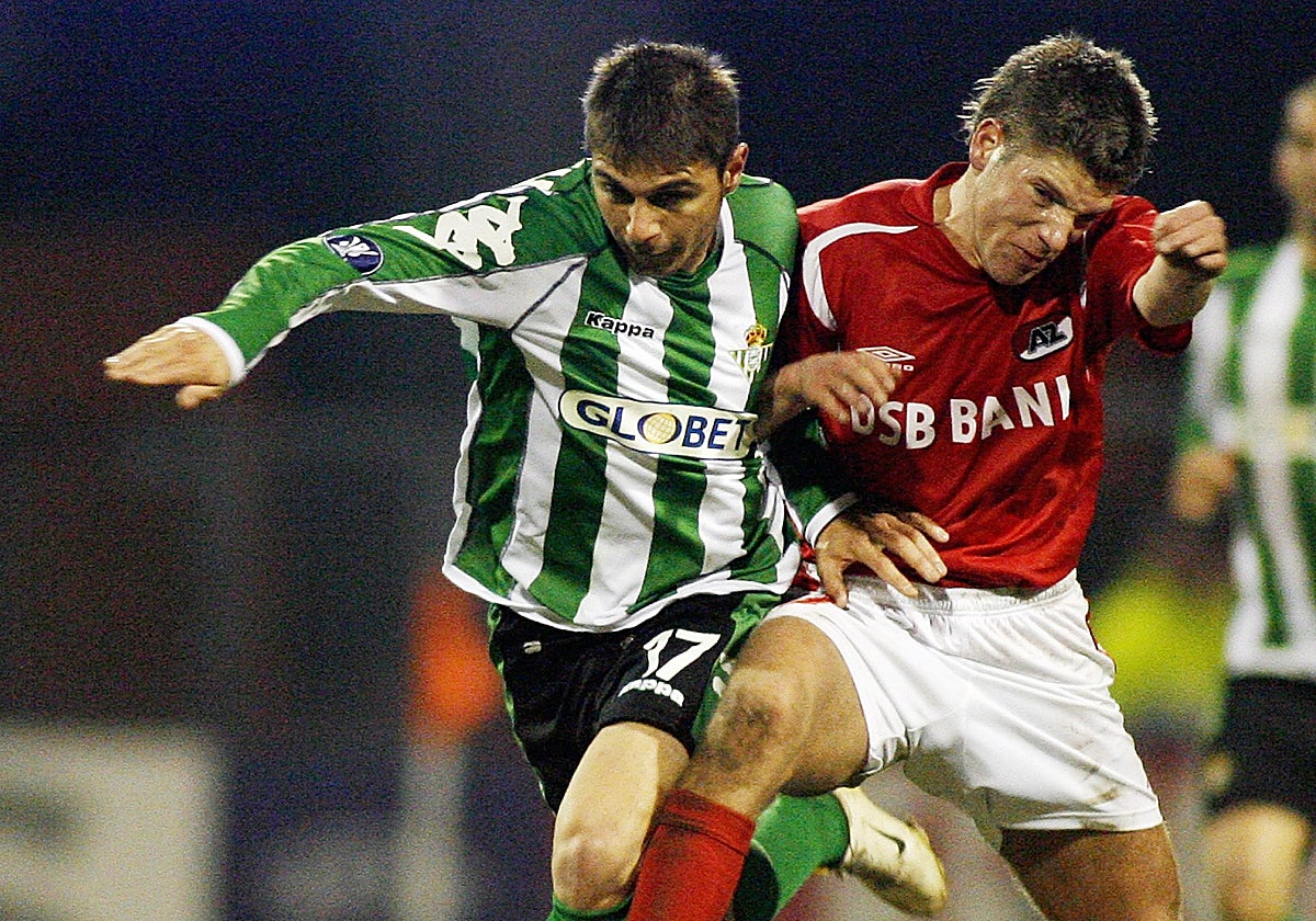 Joaquín pugna un balón con Stijn Schaars en un AZ Alkmaar - Real Betis de la Copa de la UEFA 2005-06