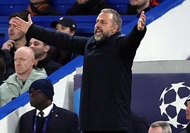 Hansi Flick gesticula desde la banda tras una jugada de su equipo