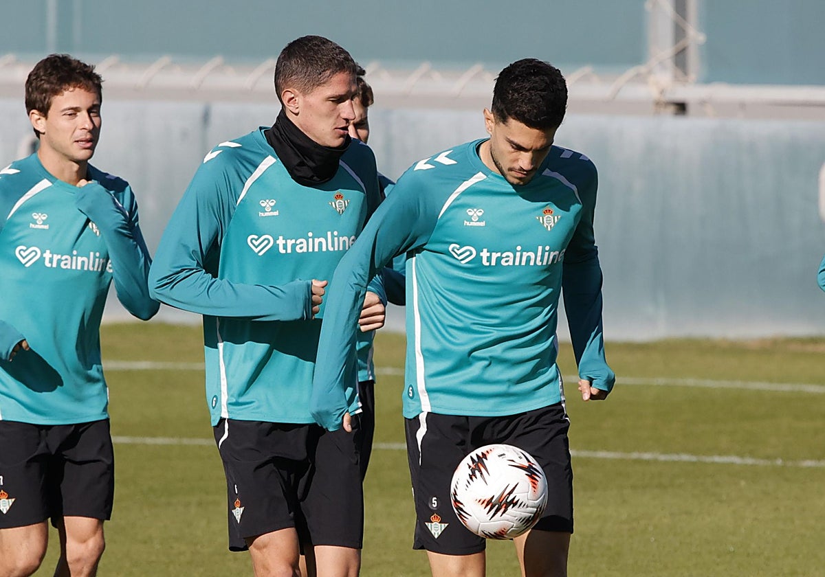 Bartra controla el balón ante Altimira y Riquelme durante el entrenamiento del Betis