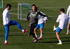 Xabi, en un rondo ayer en el entrenamiento en Valdebebas