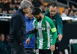 Isco y Amrabat se lesionan tras chocarse entre ellos y Pellegrini descarta a ambos para el derbi: «Le tuvieron que dar siete puntos de sutura»