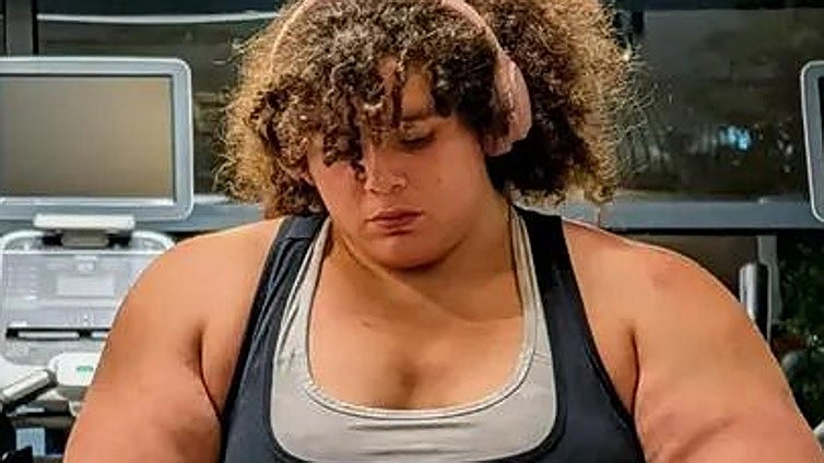 La mujer más fuerte del mundo, despojada del título por haber nacido hombre y tener un pasado como actriz porno trans