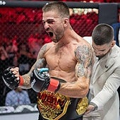 Ilia Topuria coloca el cinturón de campeón de WOW a Fabià Sintes