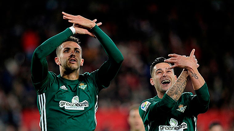 Feddal y Sergio León celebran uno de los goles del Betis en el recordado 3-5 en el Ramón Sánchez-Pizjuán