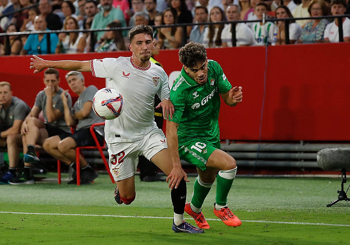José Ángel Carmona y Abde pelean por un balón en el útlimo derbi disputado en Nervión