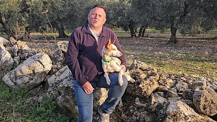 Diego Gil com um de seus cachorros no campo.