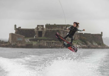 La catalana Noah Tamaral con el Castillo de San Anton al fondo