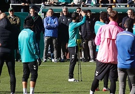 Pellegrini desvela cuándo podría volver Isco al equipo y no descarta a Amrabat para el derbi