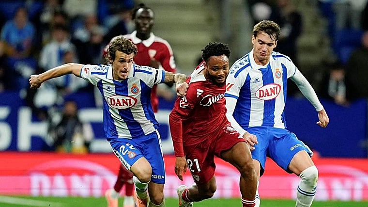 Ejuke intenta marcharse de dos rivales en un lance del Espanyol - Sevilla de la pasada jornada