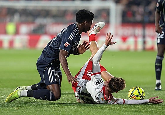 El Madrid tira el liderato en Montilivi