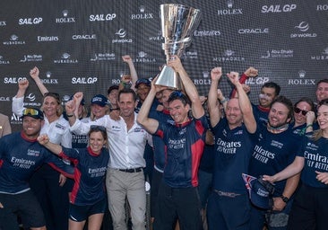 Dylan Fletcher levanta el título de campeón acompañado de Ben Ainslie y el equipo británico