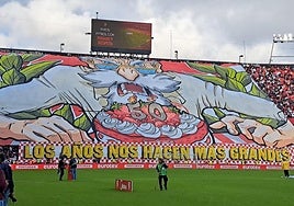 El espectacular tifo de bienvenida al Sevilla en el derbi ante el Betis