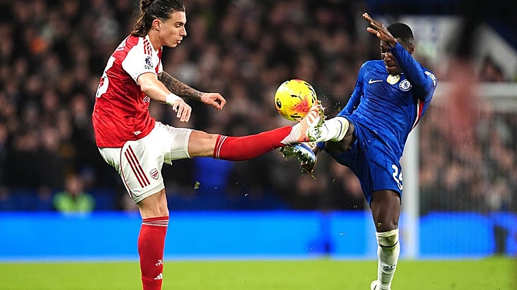 El Chelsea sobrevive con 10 y le rasca un punto al Arsenal