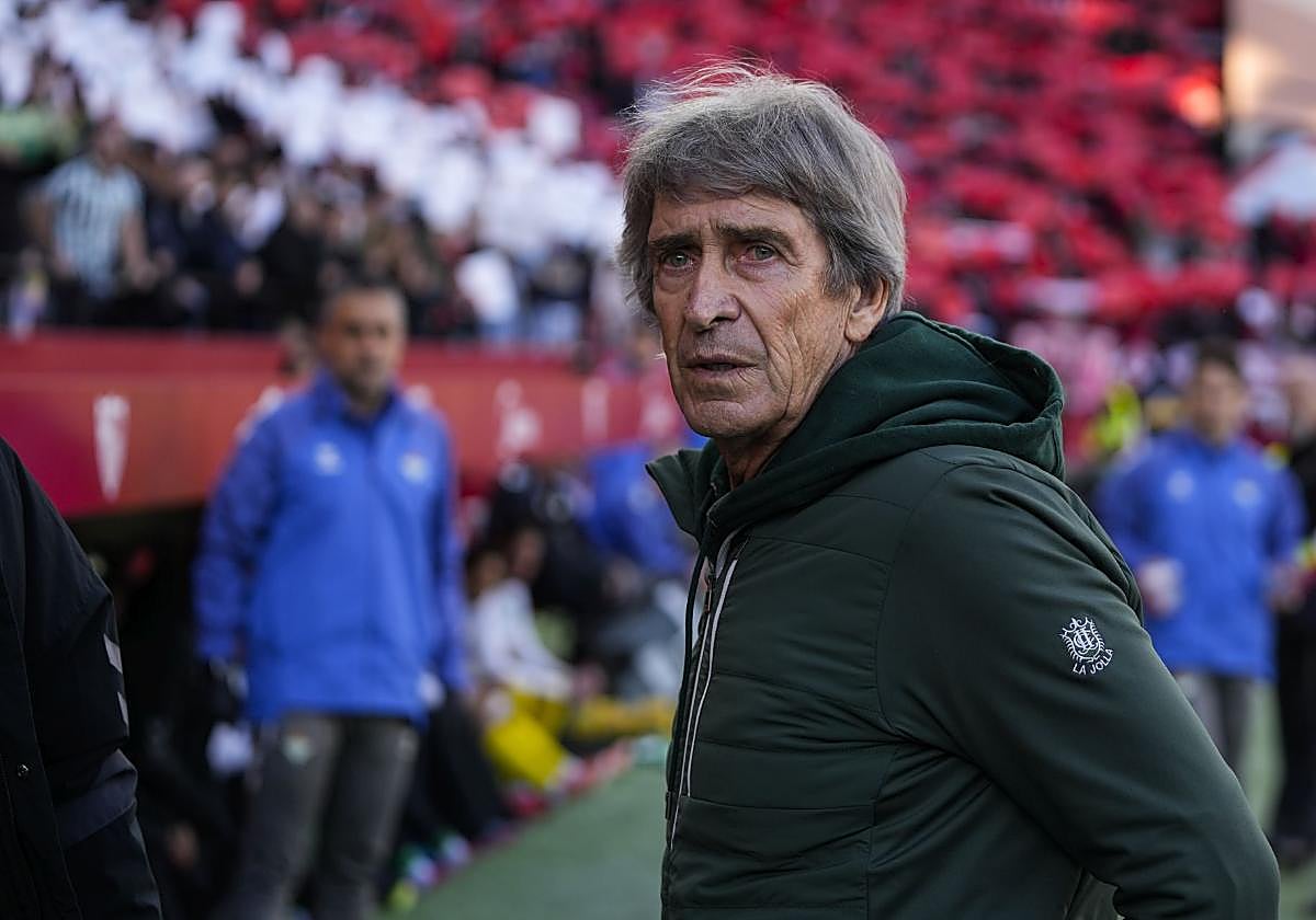 Manuel Pellegrini, en el banquillo durante el derbi Sevilla - Betis