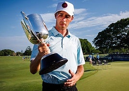 David Puig con el trofeo del PGA Championship de Australia
