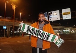 Bakambu: «Espero ganar un trofeo con el Betis»