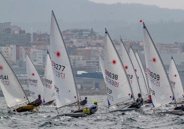 Una de las pruebas de la clase ILCA en la ría de Vigo