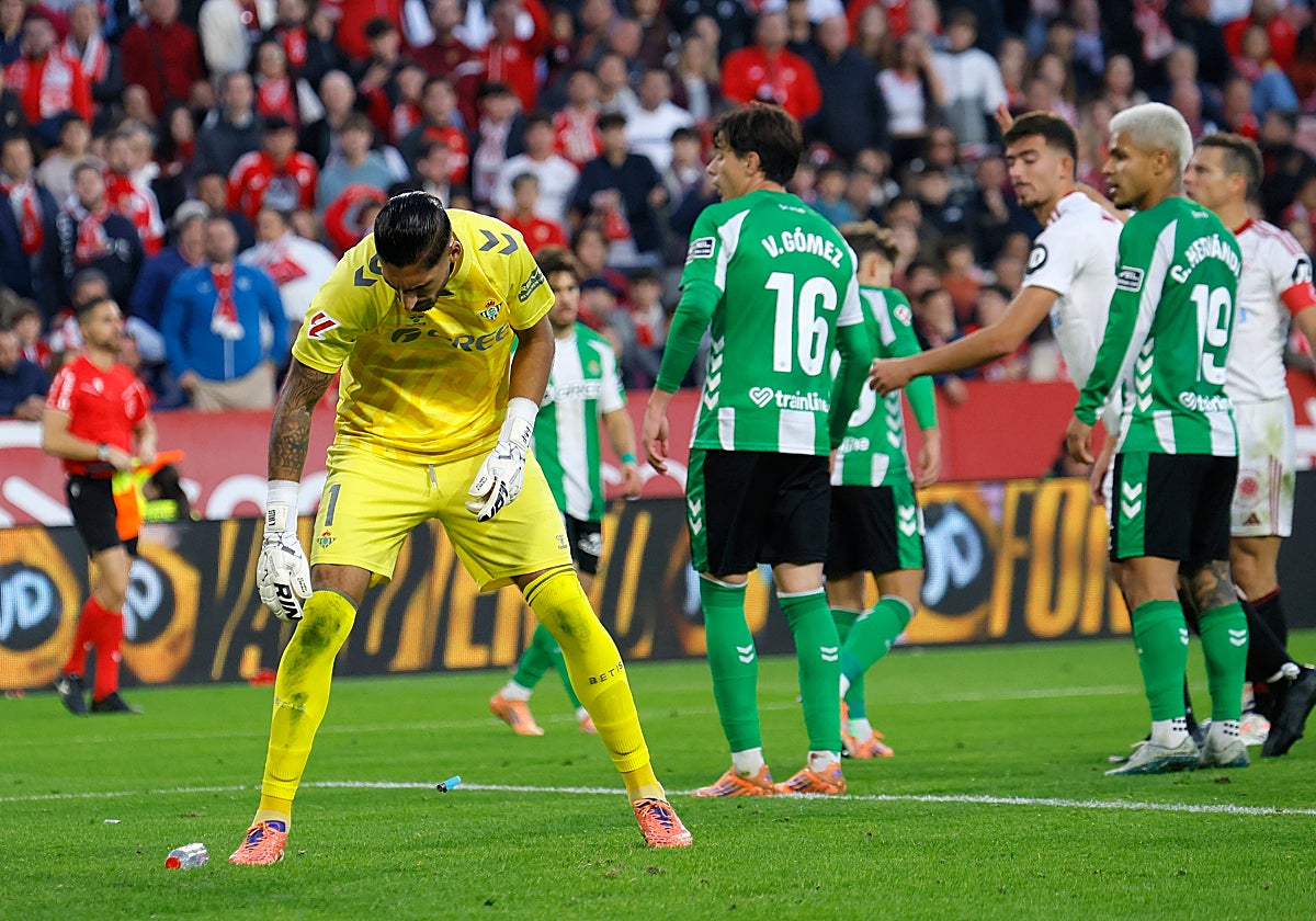 Álvaro Valles, recogiendo una de las botellas lanzadas desde el Gol Norte del estadio Ramón Sánchez-Pizjuán