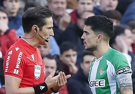 LaLiga denuncia  cánticos de «Bartra, muérete» desde el Gol Norte durante el derbi Sevilla - Betis