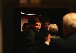 La imagen de la piña del Betis: Haro, Catalán y los dirigentes celebraron la victoria en el derbi con los jugadores en el vestuario