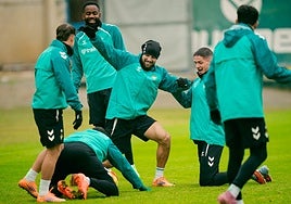 Alineaciones oficiales del Torrent - Betis de la Copa del Rey 2025-2026: Antony, titular en Valencia