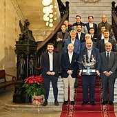 El alcalde de Palma, Jaime Martínez, con el Trofeo, acompañado por autoridades y patrocinadores