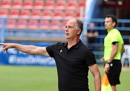 Cisqui, entrenador del CD Extremadura, dando instrucciones técnicas durante un partido
