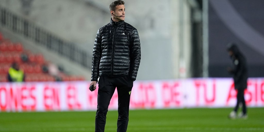 Alberola Rojas, designado para arbitrar el Extremadura - Sevilla