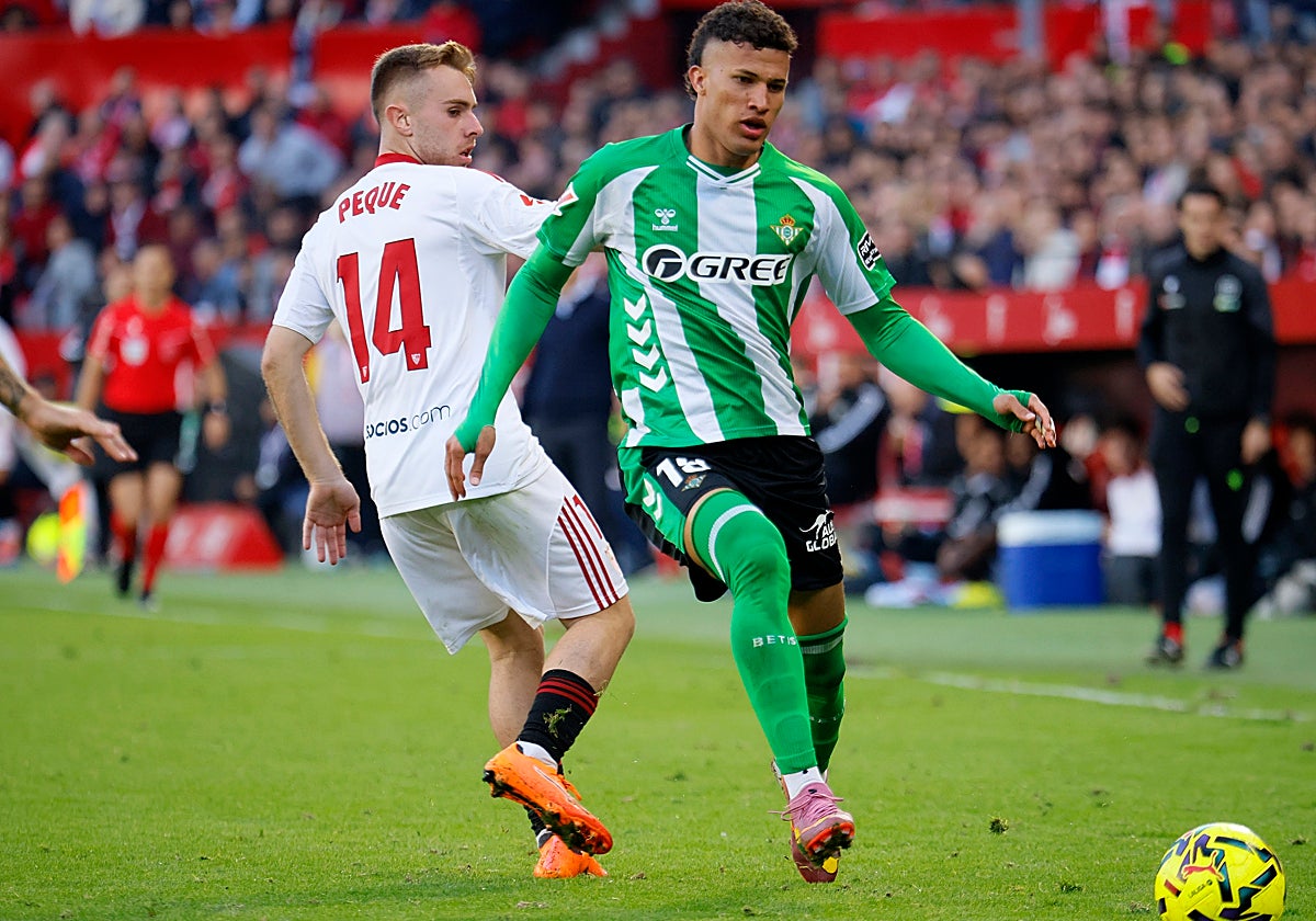 Nelson Deossa, disputando un balón con Peque en el pasado derbi sevillano