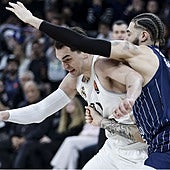 Hezonja intentas superar la defensa de Cordinier