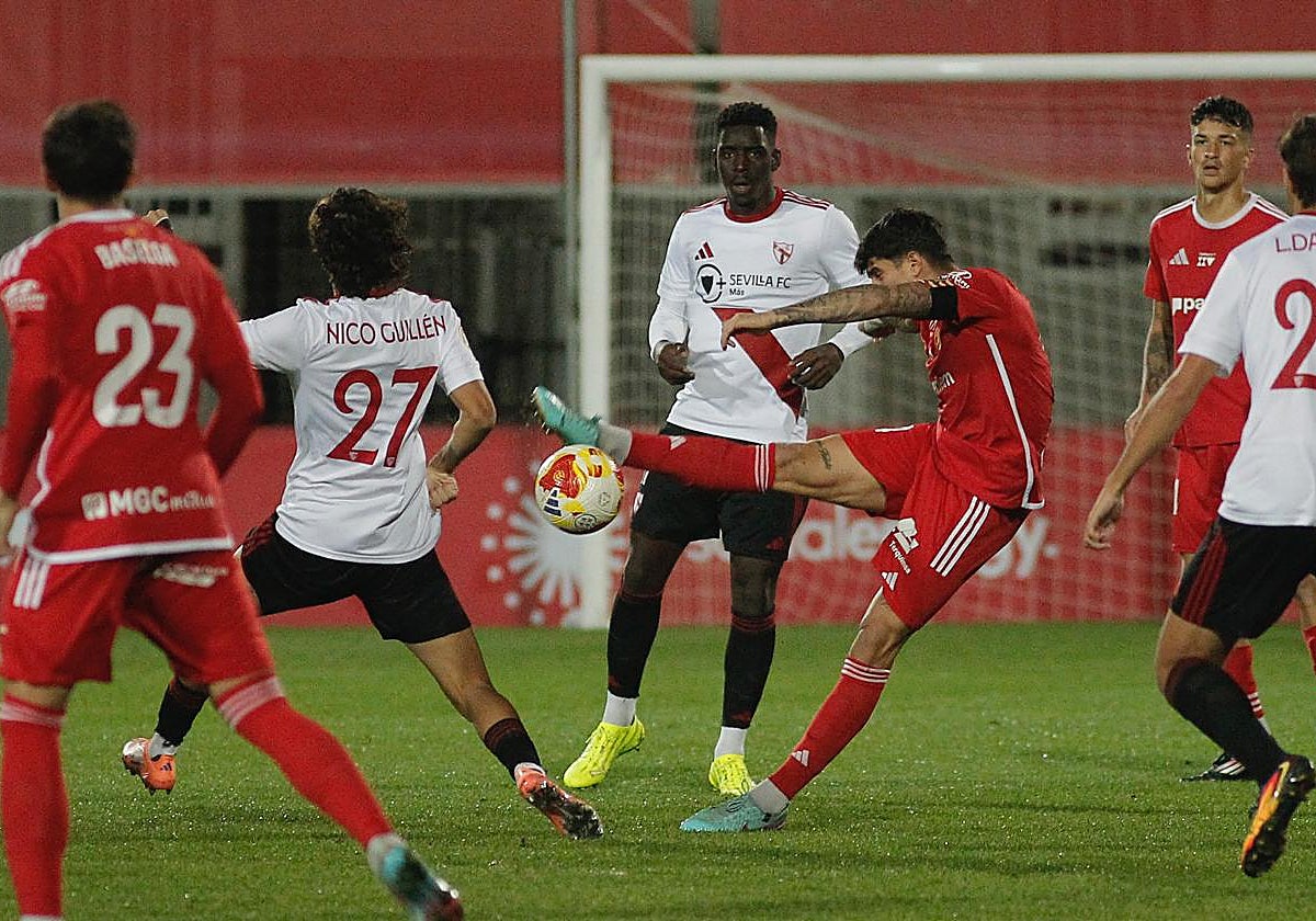 Lance del Sevilla Atlético - Nástic de Tarragona disputado este viernes en el Estadio Jesús Navas