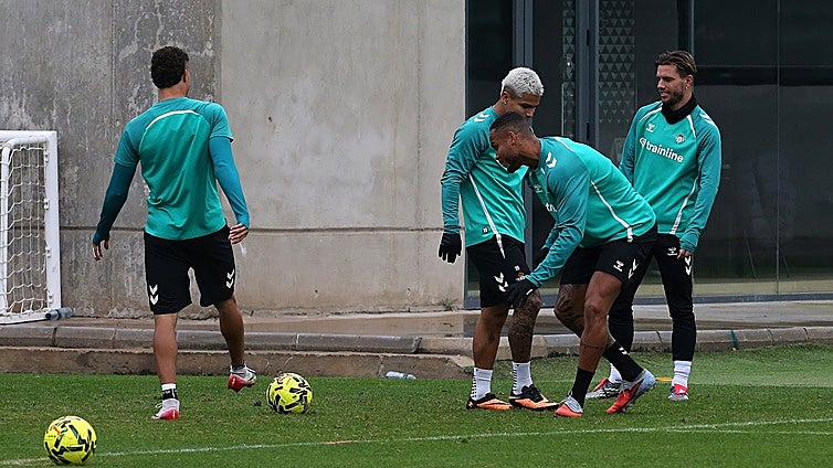 Alineaciones del Betis - Barcelona de LaLiga EA Sports 2025-2026: onces y banquillo de suplentes