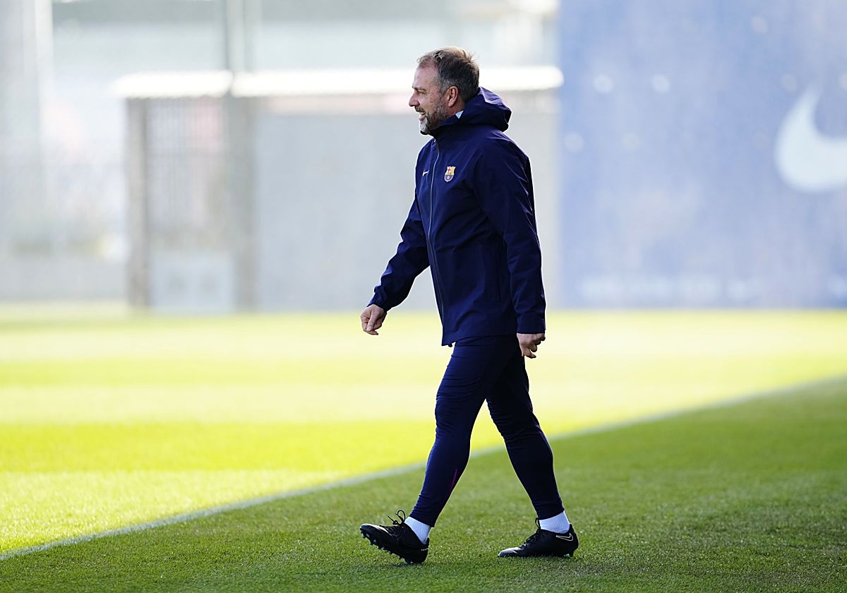 El entrenador del Barcelona, Hansi Flick, en el entrenamiento de este viernes