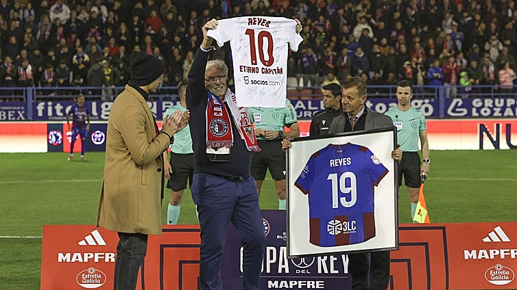 Emotivo homenaje a José Antonio Reyes en el Extremadura - Sevilla FC