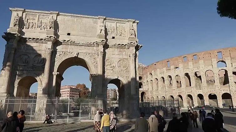 La antorcha olímpica recorre el corazón de Roma en el inicio de su viaje por Italia