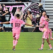 Alba corre para abrazar a Messi, que celebra el segundo gol con De Paul